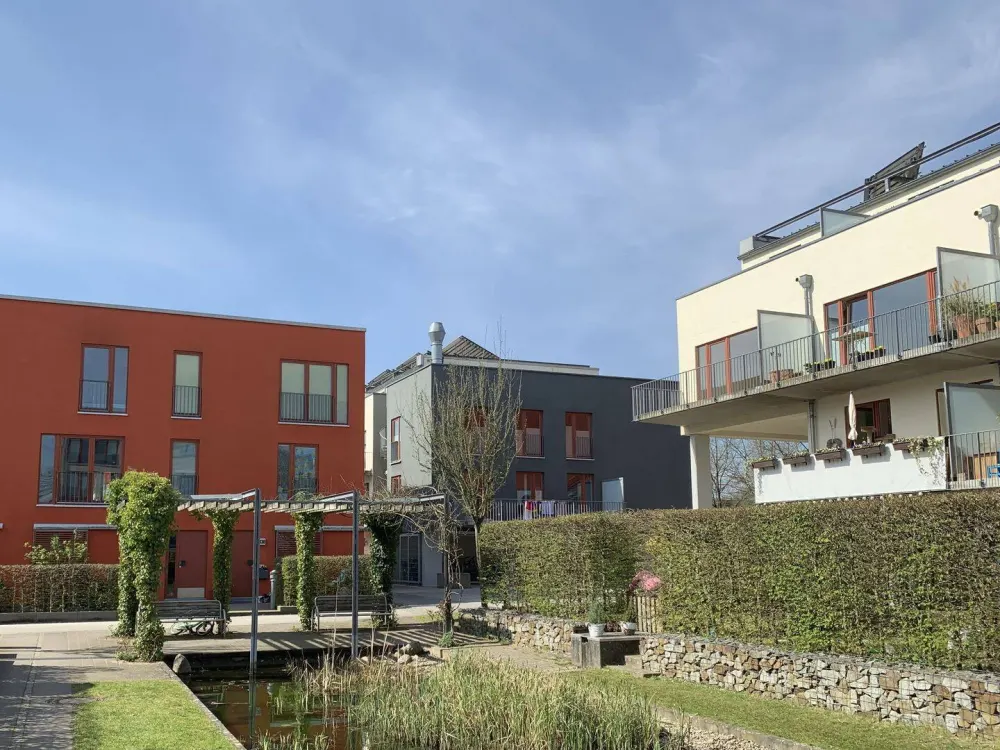 Lichtdurchflutete Maisonettewohnung mit Balkon und Dachterrasse