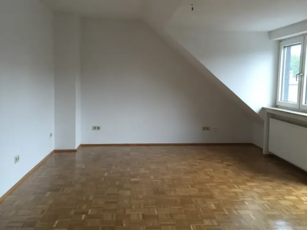 Großzügige DG-Wohnung mit Südbalkon zentral gelegen