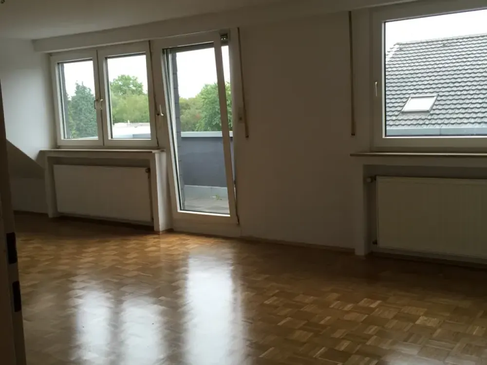Großzügige DG-Wohnung mit Südbalkon zentral gelegen
