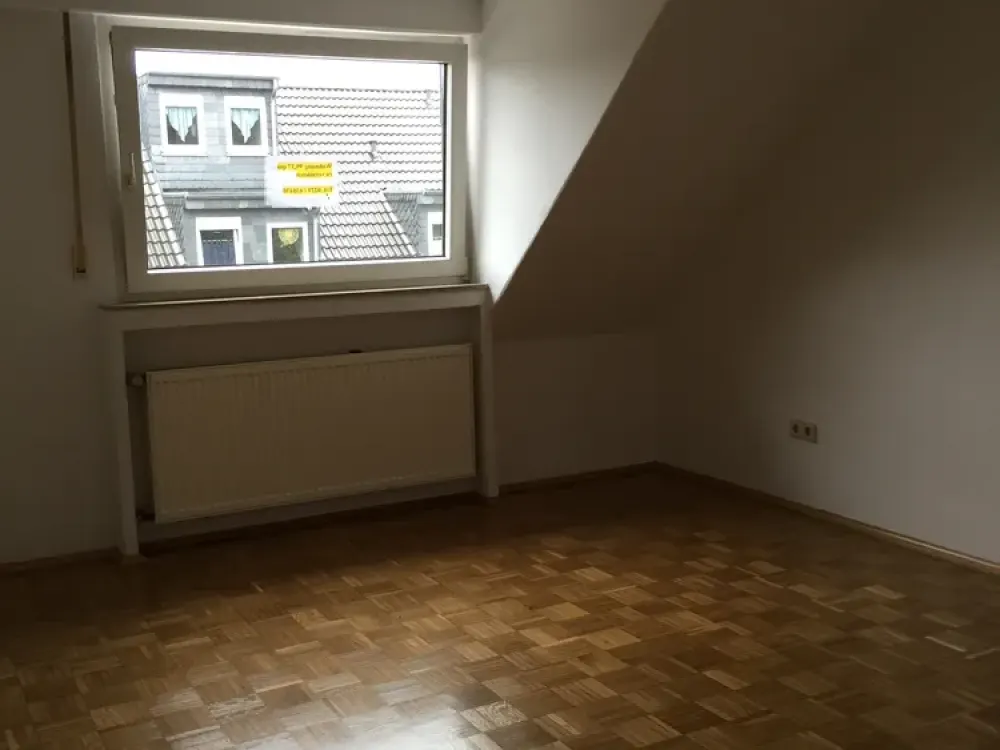 Großzügige DG-Wohnung mit Südbalkon zentral gelegen