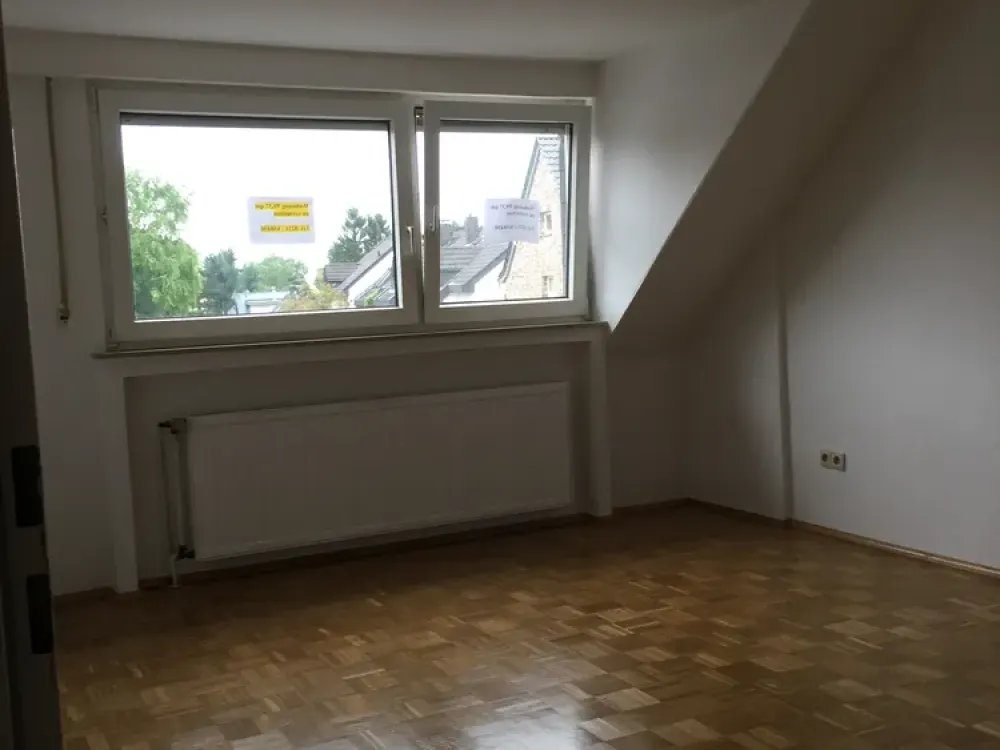 Großzügige DG-Wohnung mit Südbalkon zentral gelegen