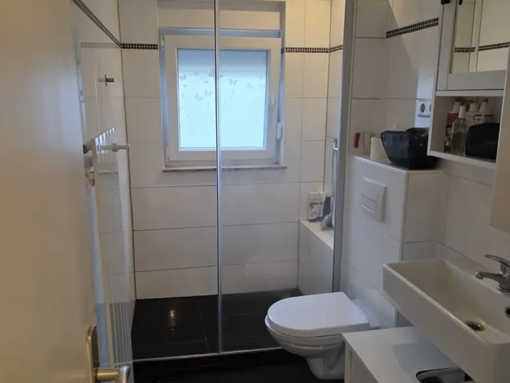 2 Zimmer Wohnung möbliert mit Balkontür EG