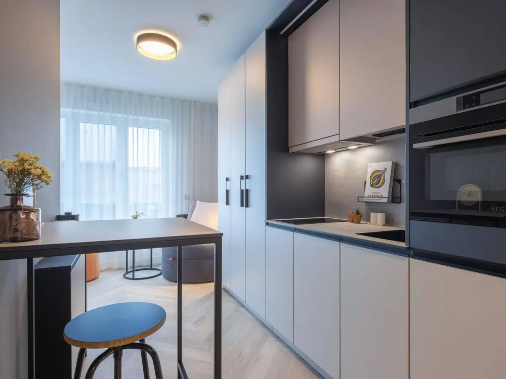 "The Lush One" - Exklusives Studio-Apartment über den Dächern von Düsseldorf