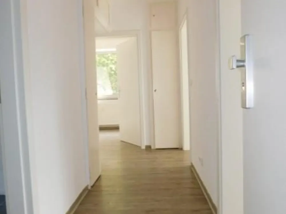 ***Tolle 2-Zimmerwohnung im EG renoviert mit Einbauküche und Balkon***