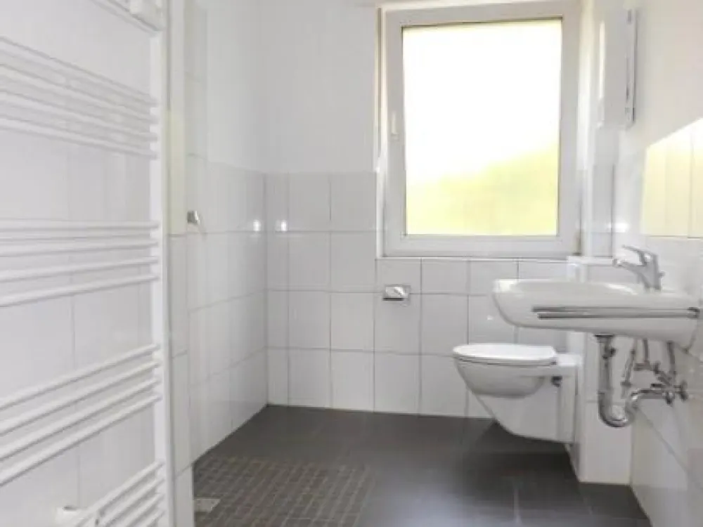 ***Tolle 2-Zimmerwohnung im EG renoviert mit Einbauküche und Balkon***