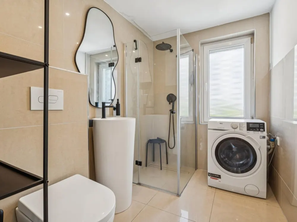 Stilvoll wohnen in Sachsenhausen, hochwertig modernisierte Drei-Zimmer-Wohnung mit zwei Balkonen