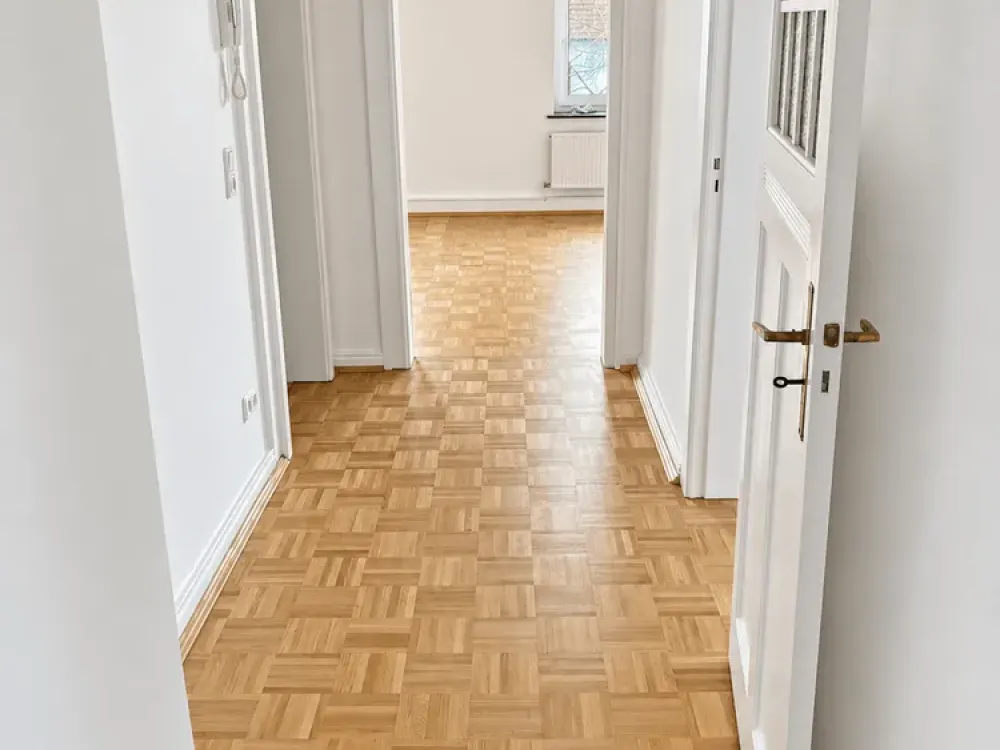 Charming 4-Room Old Building Apartment with Balcony & Real Wood Parquet in Bremen-Schwachhausen