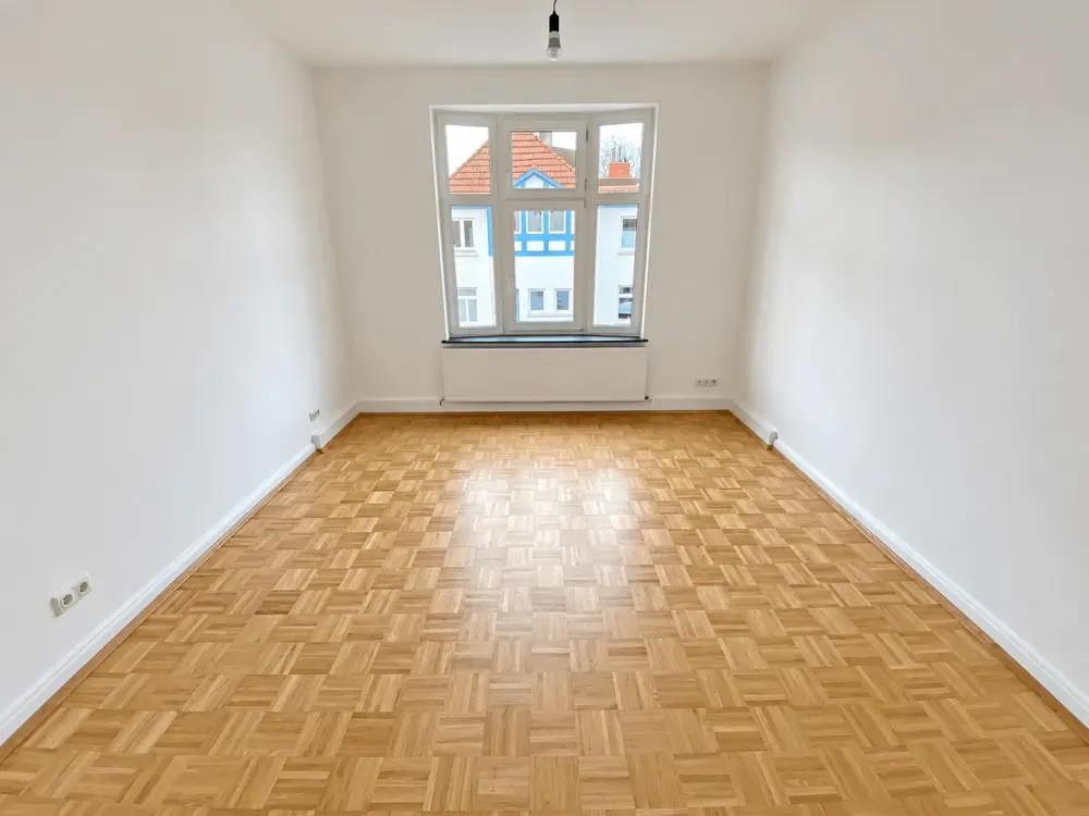 Charming 4-Room Old Building Apartment with Balcony & Real Wood Parquet in Bremen-Schwachhausen