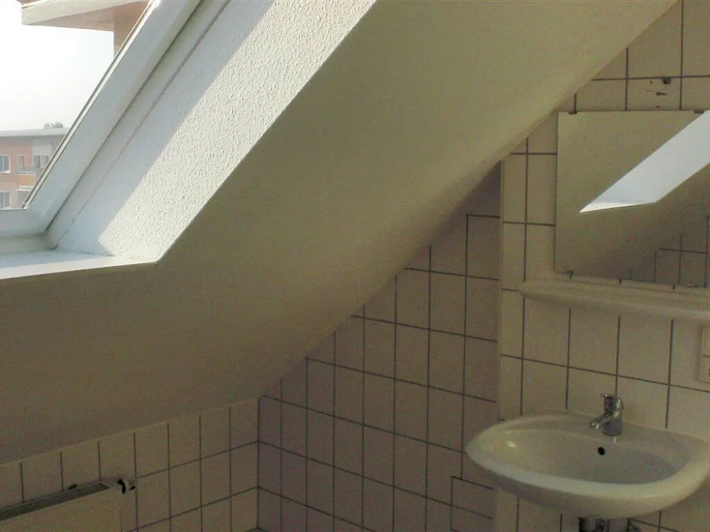 Ideale Wohnung für Singles, Paare! Tolle 2 Zi.-DG-Whg | Parkett |Bad mit Fenster