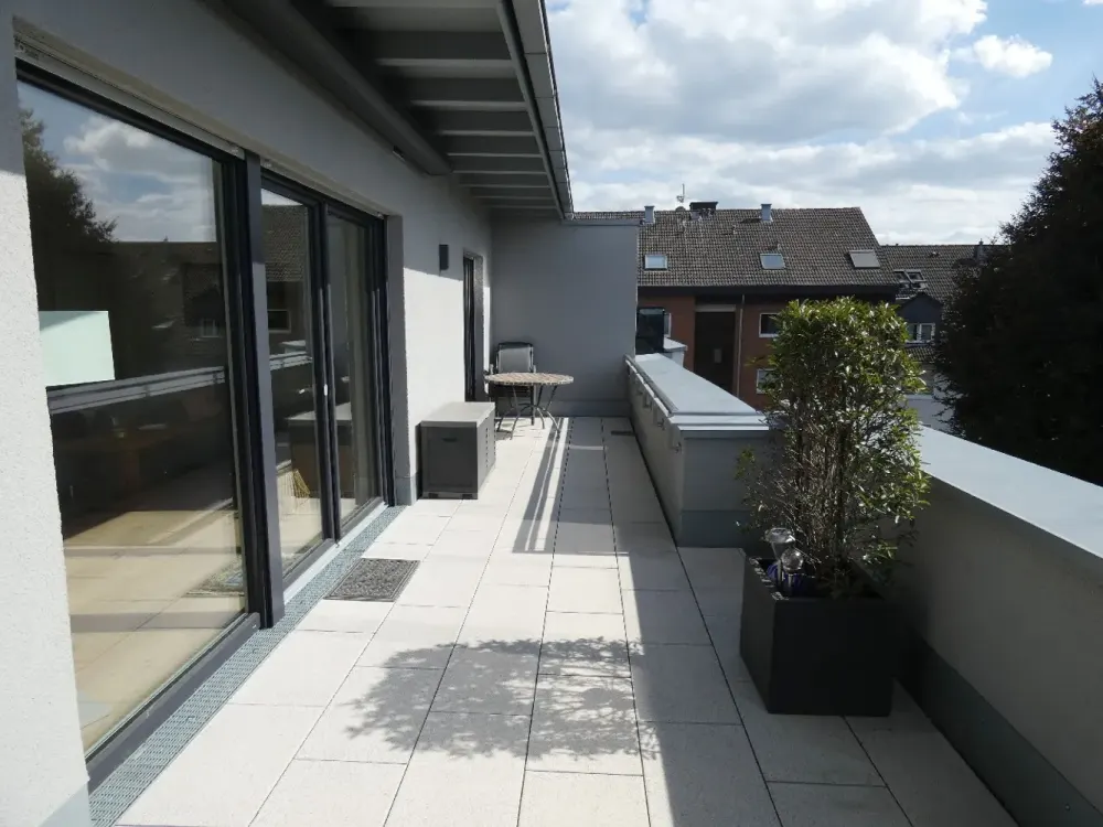 Modern 4-Room Penthouse Apartment with Built-in Kitchen, Elevator and Large Roof Terrace