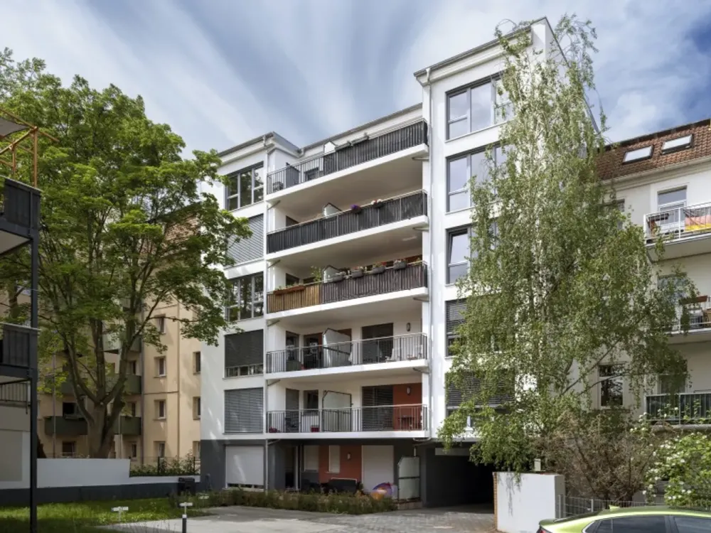 High-quality new building with elevator and balcony!