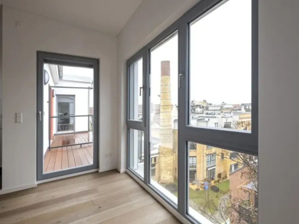 High-quality new building with elevator and balcony!