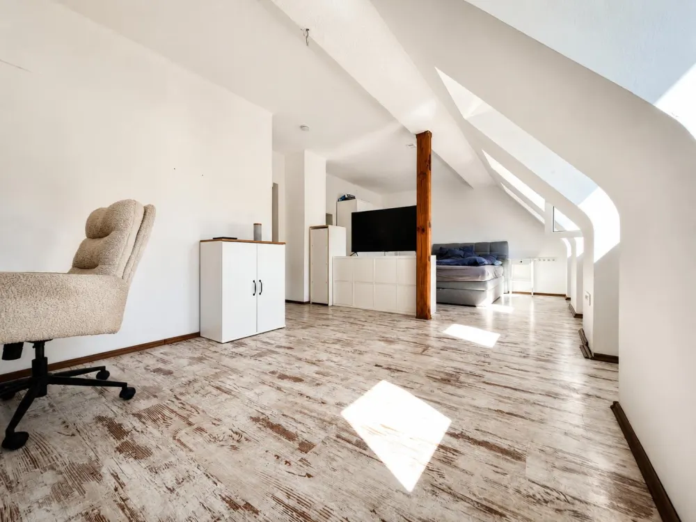 Hell. Modern. Charmant. Dachgeschosswohnung mit besonderem Wohngefühl