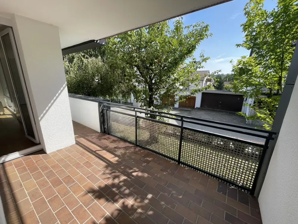 Helle renovierte 3,5 Zimmer Wng mit EBK - Balkon - Parkett