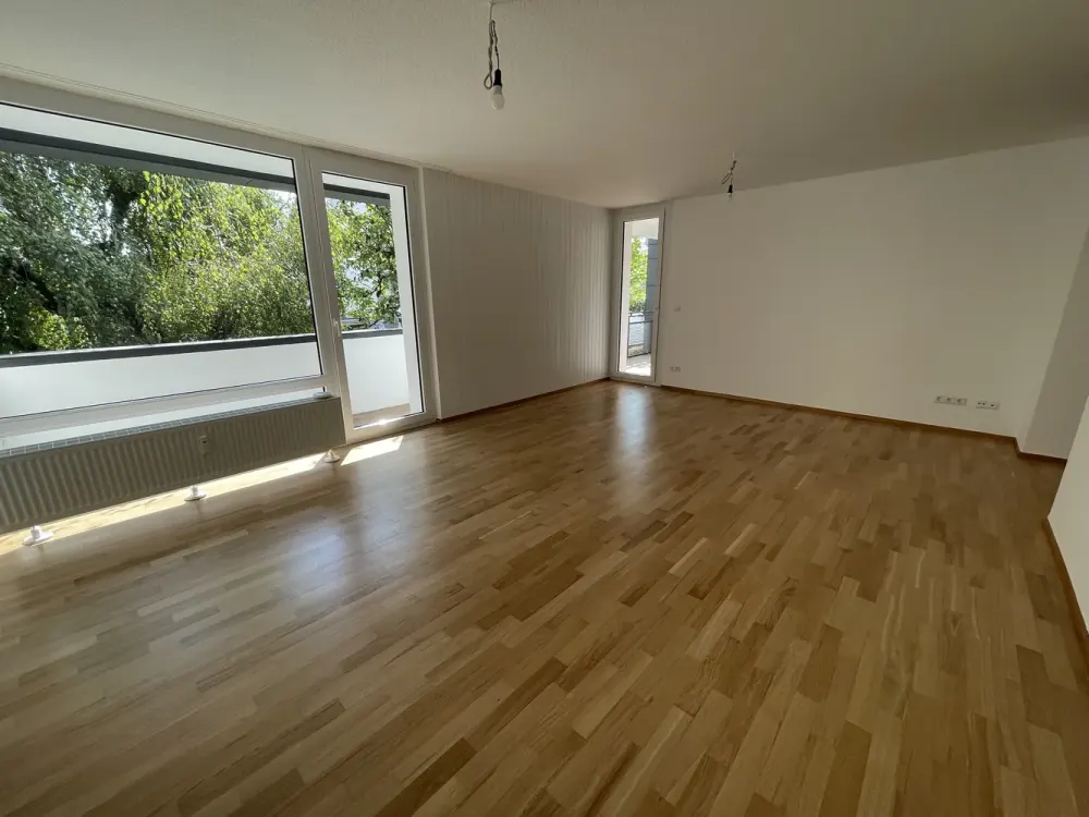 Helle renovierte 3,5 Zimmer Wng mit EBK - Balkon - Parkett
