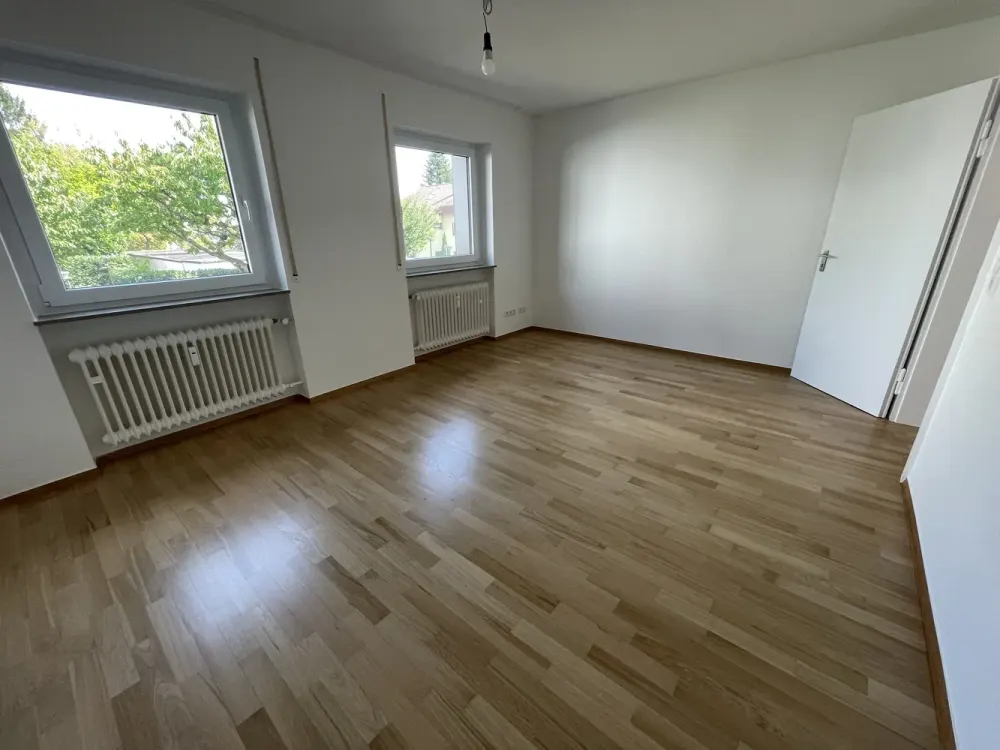 Helle renovierte 3,5 Zimmer Wng mit EBK - Balkon - Parkett