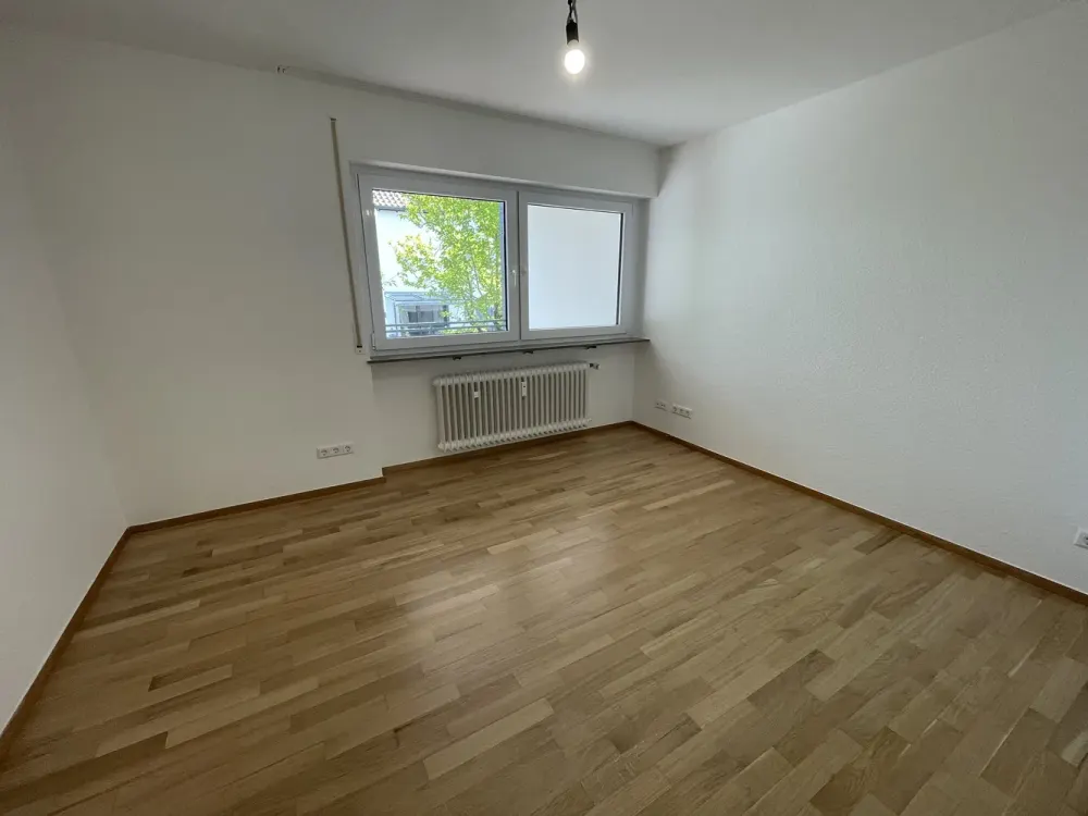 Helle renovierte 3,5 Zimmer Wng mit EBK - Balkon - Parkett