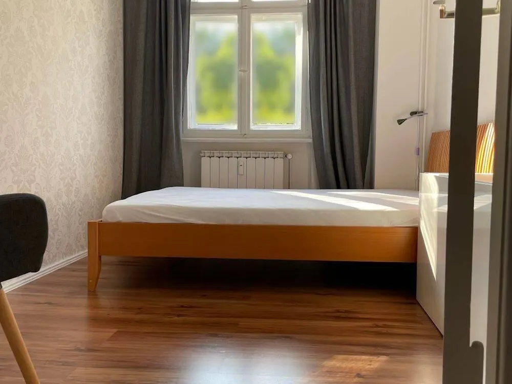 1 WG-Zimmer nur für Frauen für 1 Jahr. Bevorzugt Pendler.