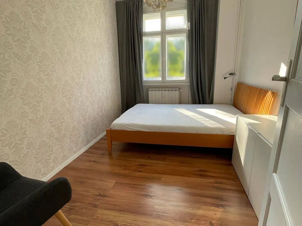 1 WG-Zimmer nur für Frauen für 1 Jahr. Bevorzugt Pendler.