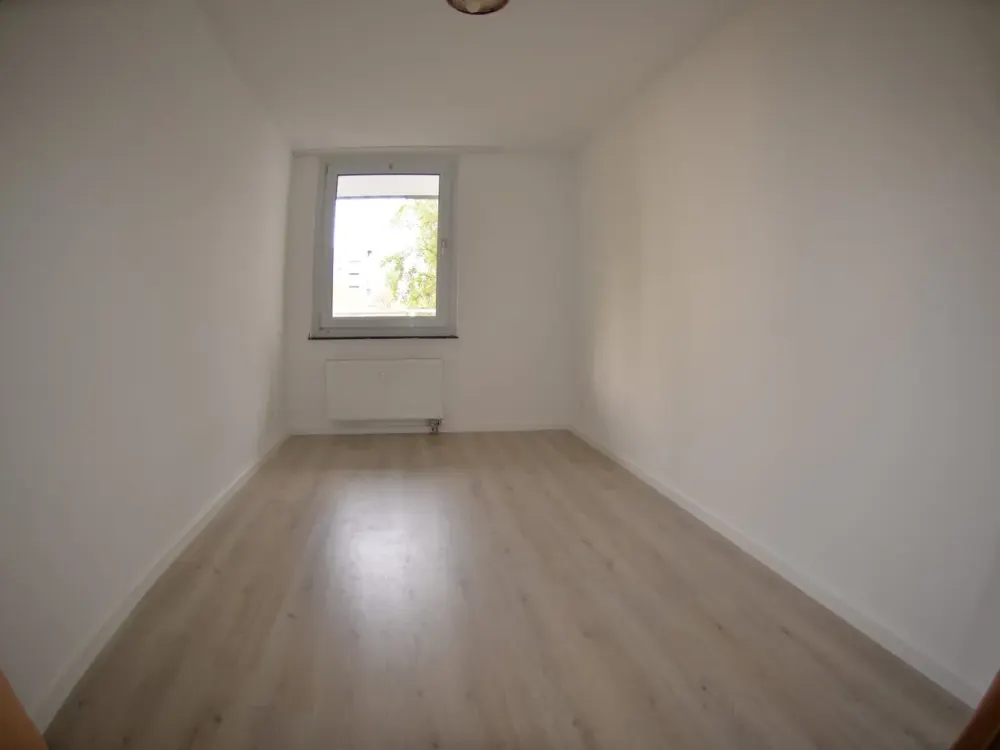 Frisch renovierte 4-Zimmer-Wohnung mit Balkon & Tiefgarage