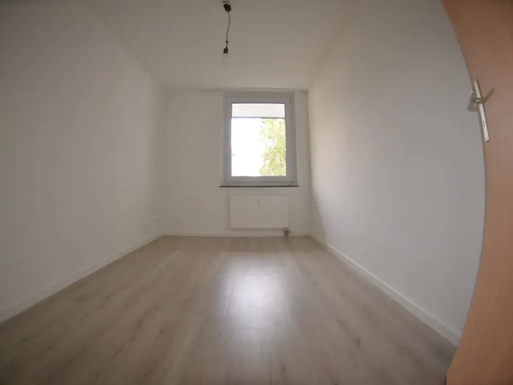 Frisch renovierte 4-Zimmer-Wohnung mit Balkon & Tiefgarage