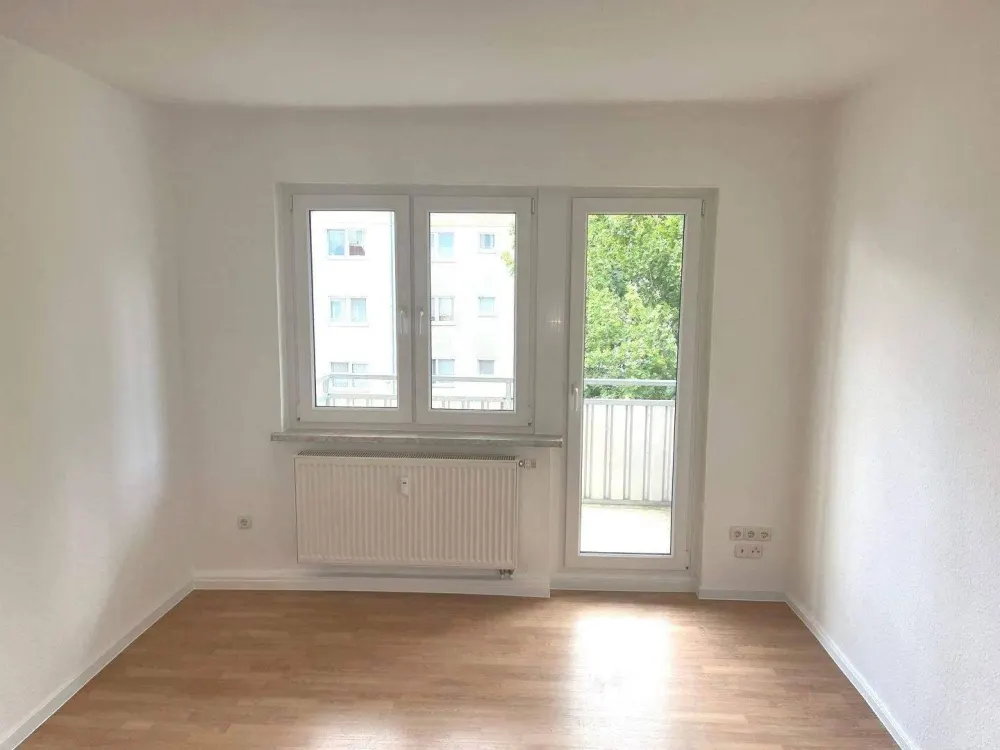 Frisch renovierte 2-Raum Wohnung mit optimaler Bahnanbindung
