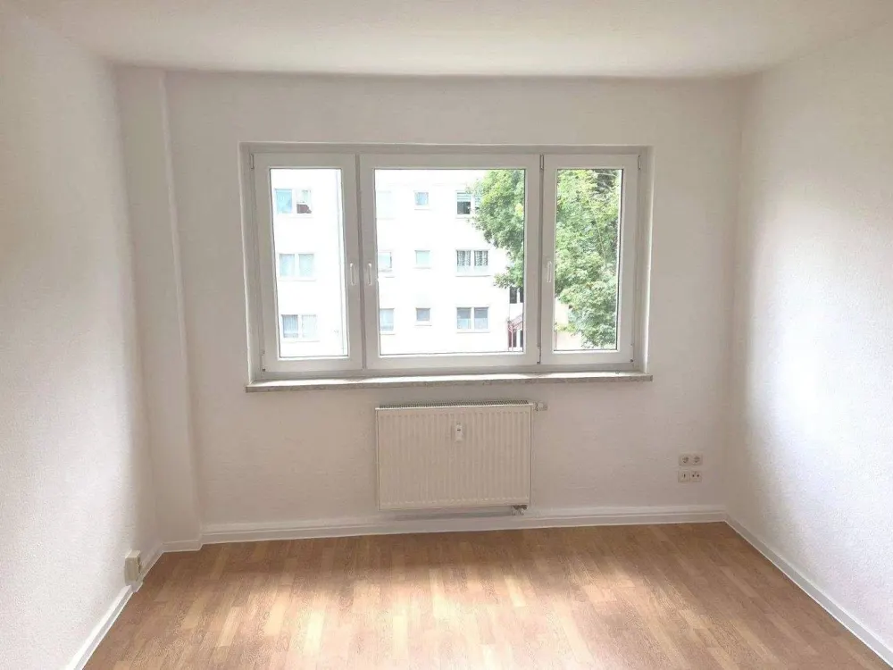 Frisch renovierte 2-Raum Wohnung mit optimaler Bahnanbindung