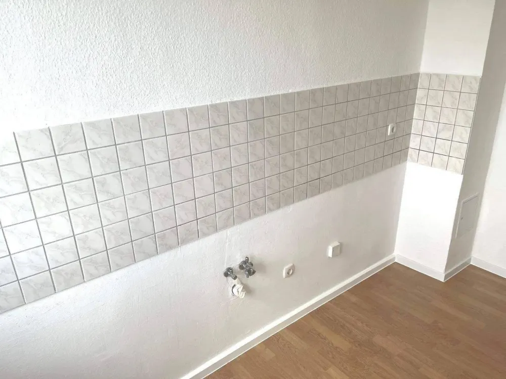 Frisch renovierte 2-Raum Wohnung mit optimaler Bahnanbindung