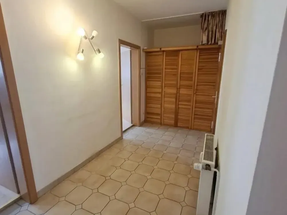 شقة من 3 غرف بما في ذلك مطبخ مجهز / 690 يورو شامل