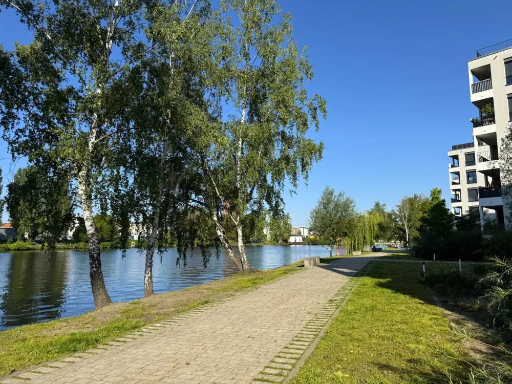 Living on the Spree - Modern, furnished and perfect for singles!