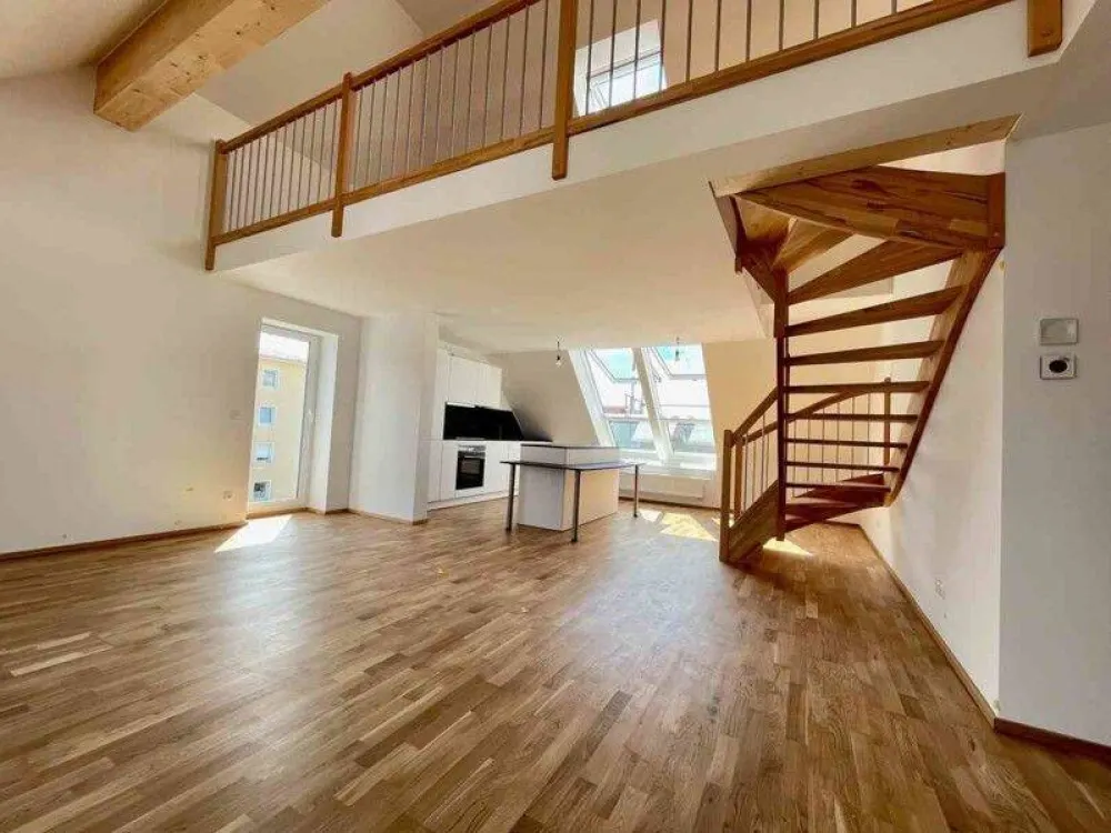Wohntraum im Dachgeschoss: 4,5 Zimmer, Galerie und ein toller Blick auf den Olympiaturm!