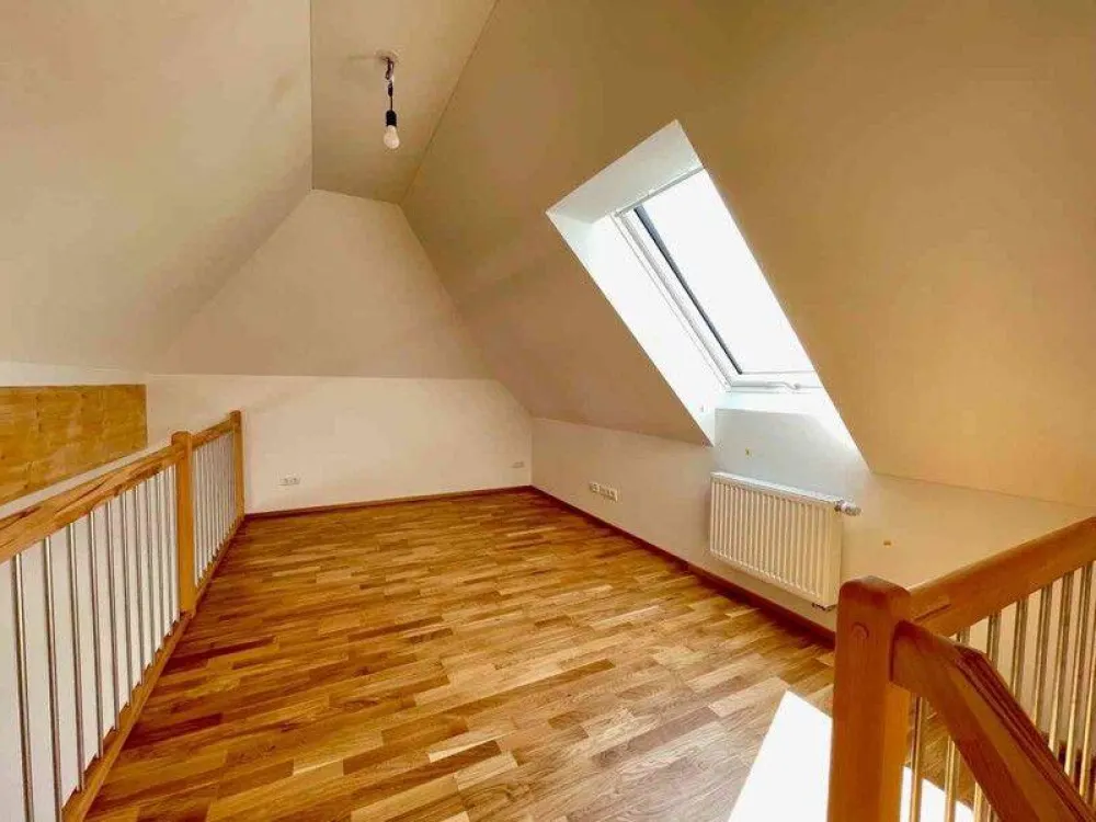 Wohntraum im Dachgeschoss: 4,5 Zimmer, Galerie und ein toller Blick auf den Olympiaturm!