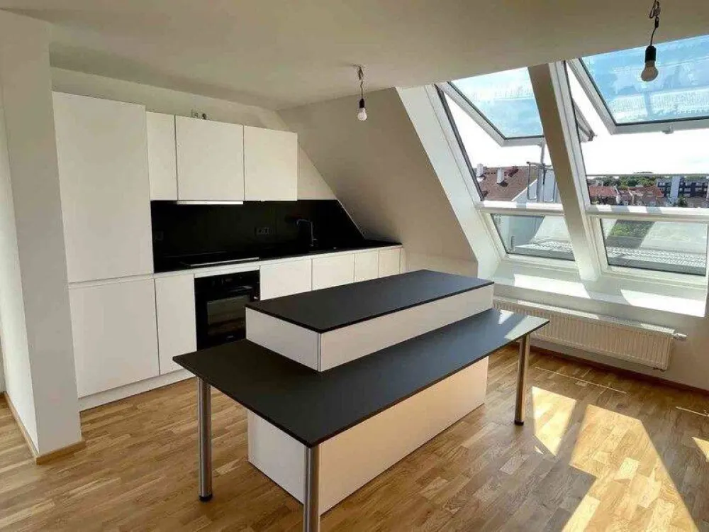 Wohntraum im Dachgeschoss: 4,5 Zimmer, Galerie und ein toller Blick auf den Olympiaturm!