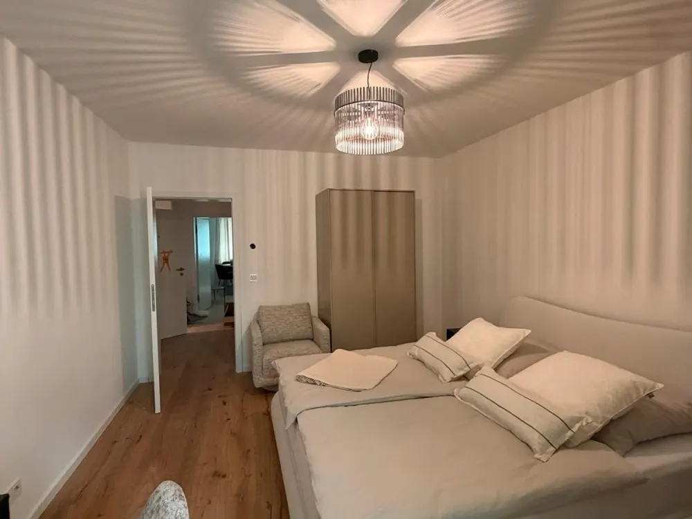 Möblierte Kernsanierte 2-Zimmer-Wohnung mit Balkon und hochwertiger Ausstattung im Zentrum