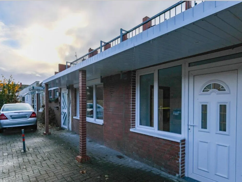 Completely Renovated 3-Room Apartment for Rent in Bremen-Grolland