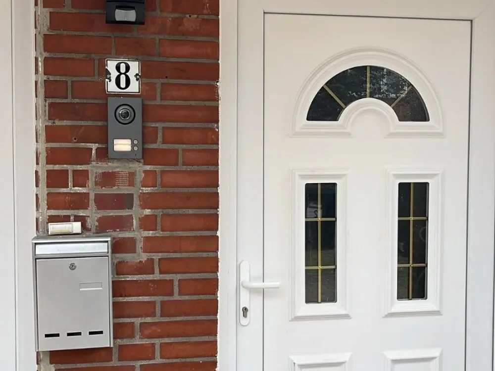 Completely Renovated 3-Room Apartment for Rent in Bremen-Grolland