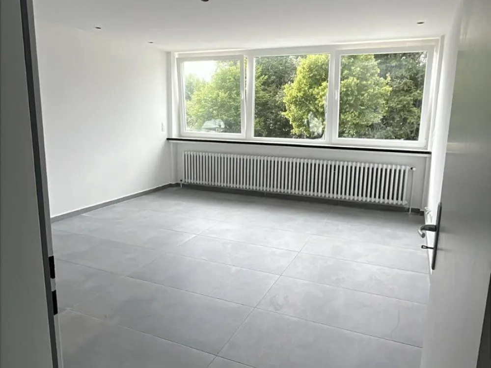 Completely Renovated 3-Room Apartment for Rent in Bremen-Grolland