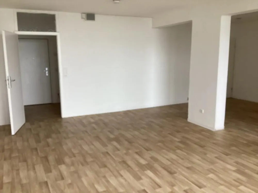 Weitblick: Helle 3 Zimmerwohnung mit Balkon