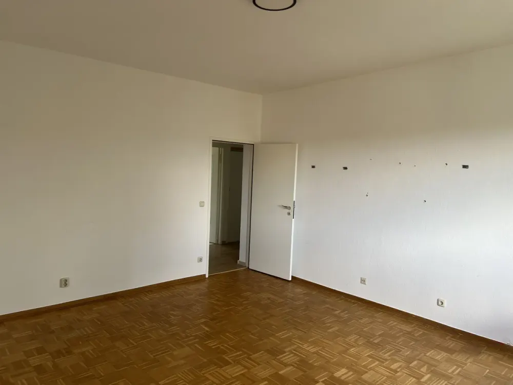 4-Zimmerwohnung im Erdgeschoss unrenoviert