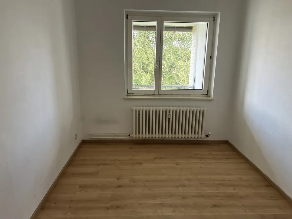 4-Zimmerwohnung im Erdgeschoss unrenoviert