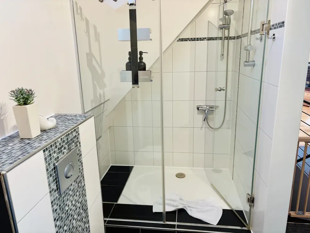 3 m² möblierte Firmenwohnung mit Seeblick | Hagnau am Bodensee | November-März