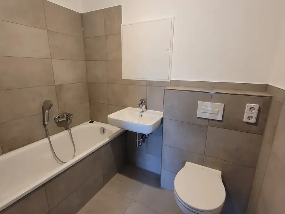 First occupancy, 4-room apartment, High-quality renovated "Platte" with balcony in a nice residential area!