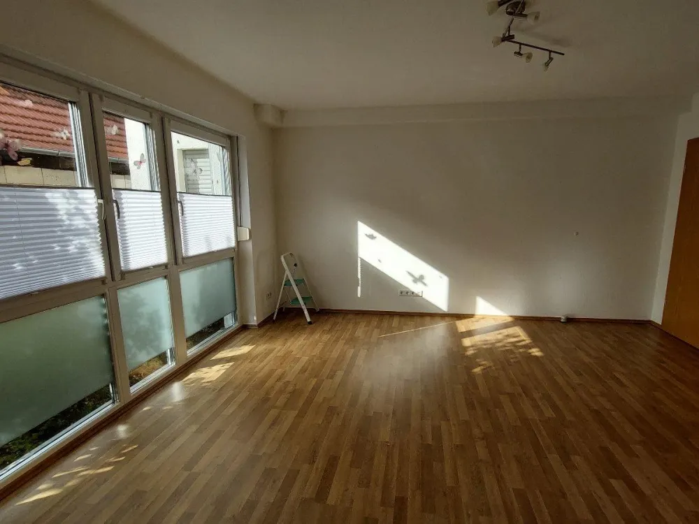 barrierefreie, zentral gelegene und helle Wohnung (2012, A+, EBK)