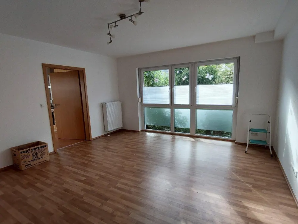 barrierefreie, zentral gelegene und helle Wohnung (2012, A+, EBK)