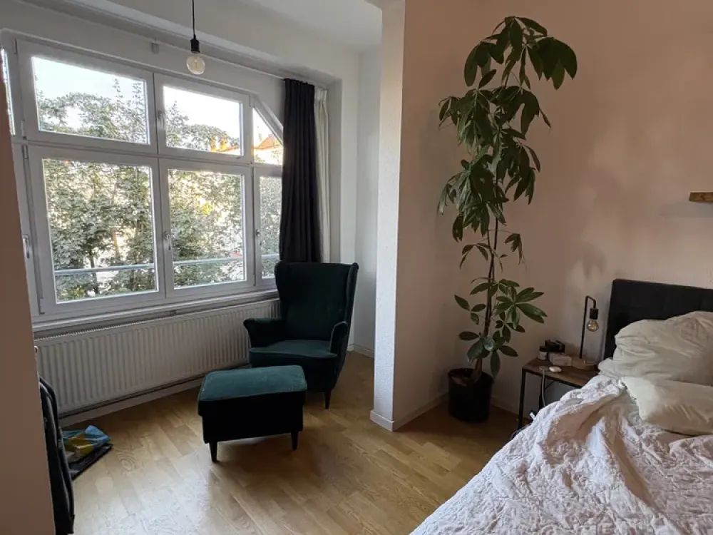 *Helle Dreizimmerwohnung im sanierten Altbau mit großem Balkon*