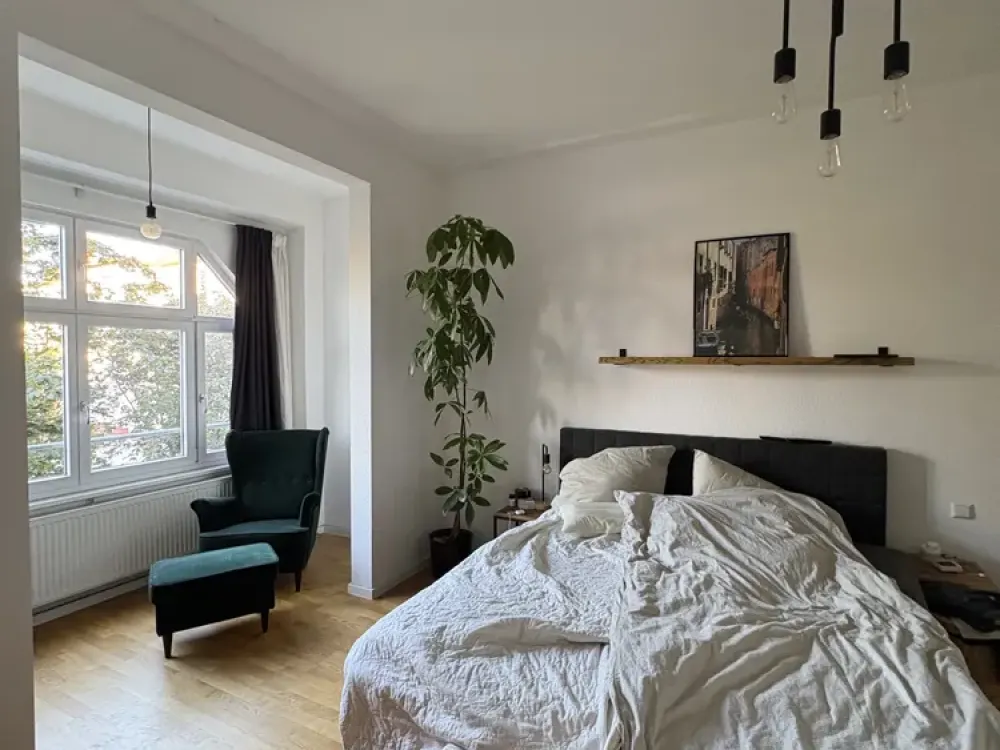 *Helle Dreizimmerwohnung im sanierten Altbau mit großem Balkon*