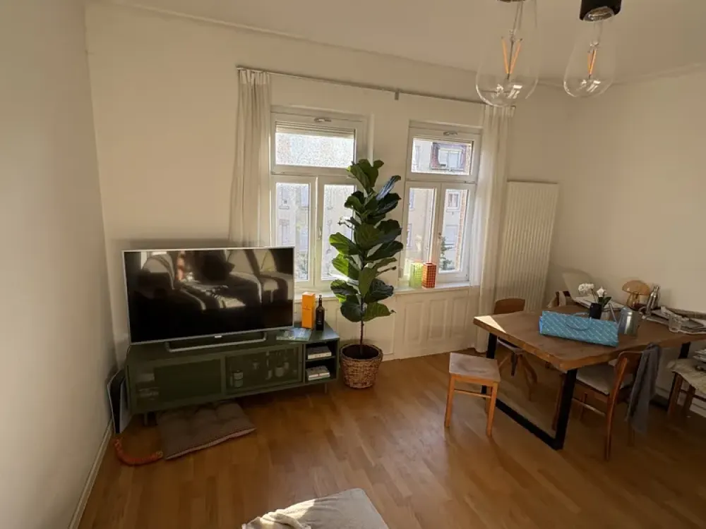 *Helle Dreizimmerwohnung im sanierten Altbau mit großem Balkon*