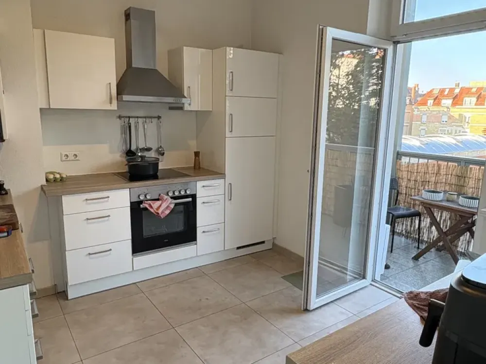 *Helle Dreizimmerwohnung im sanierten Altbau mit großem Balkon*