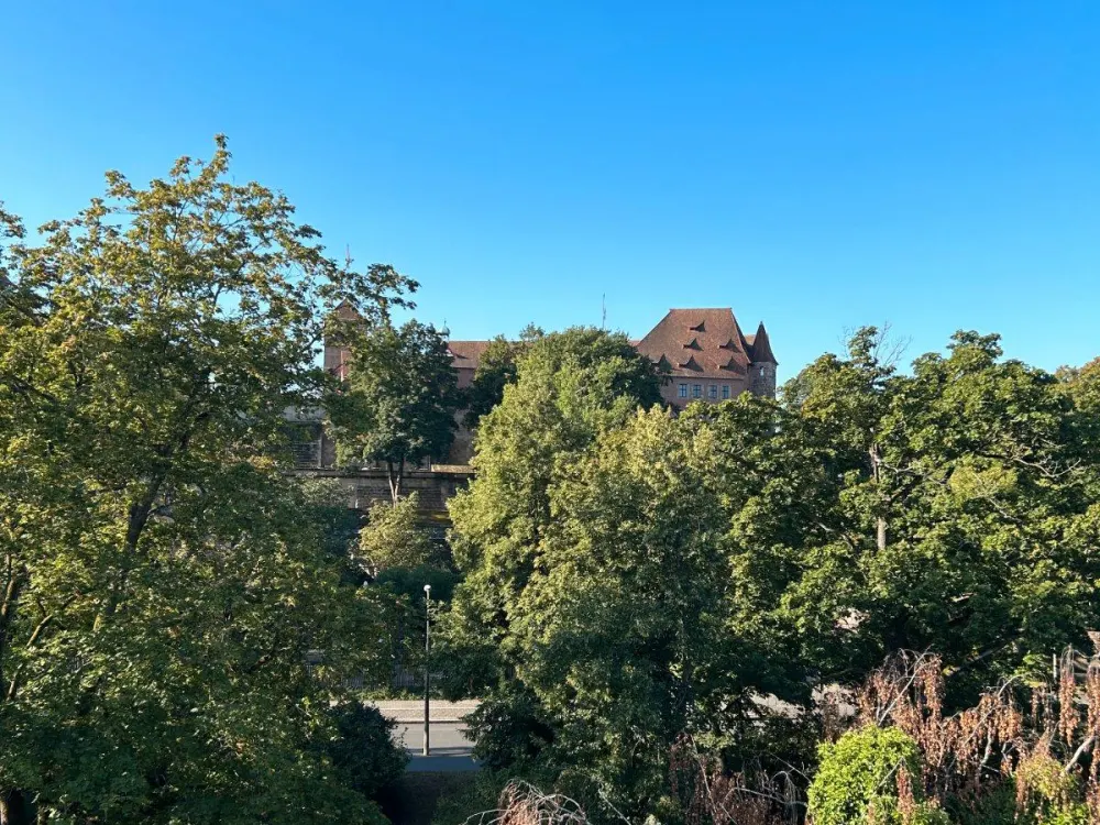 Selbstständig? Arbeiten und Wohnen direkt an der Kaiserburg in schöner Dachgeschoss-Einheit