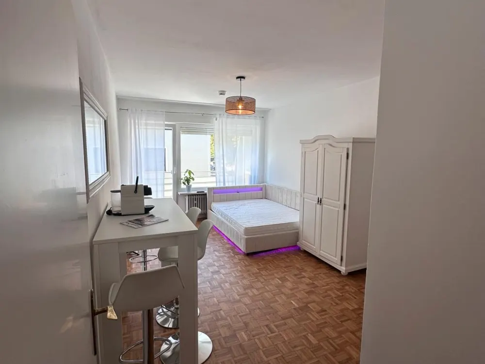 Wunderschönes Studio in Solln mit Südbalkon & TG Stellplatz